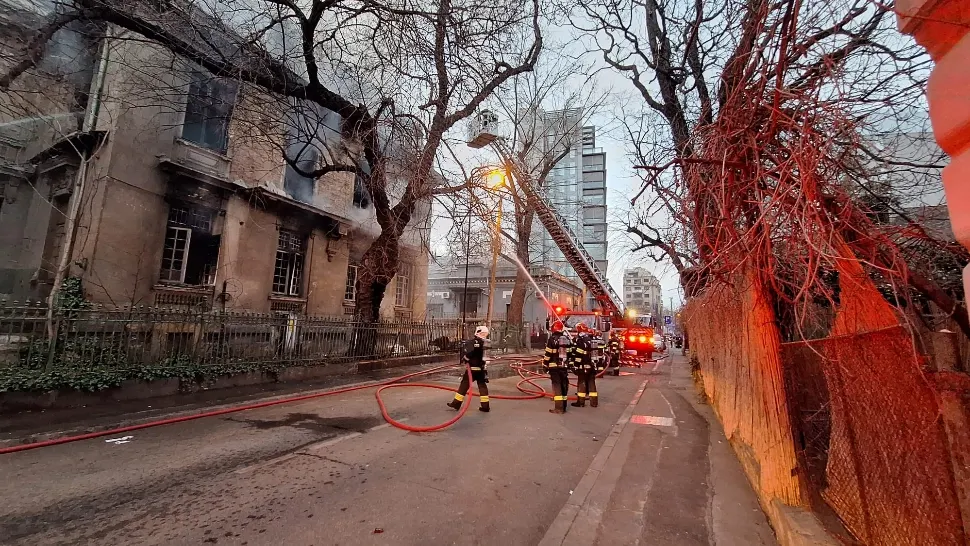 Incendiu la un imobil din Sectorul 2: La fața locului intervin autospecialele de stingere ale pompierilor! FOTO