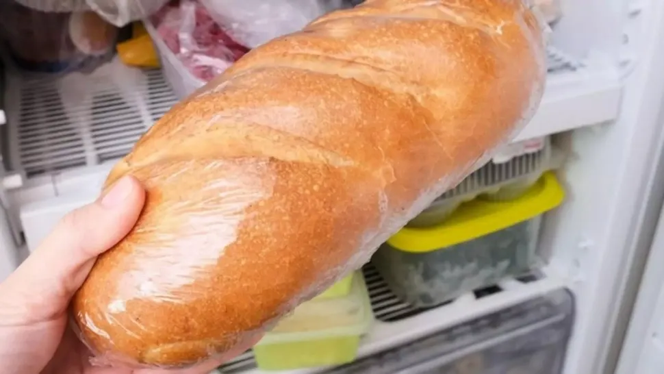 Ce se întâmplă în corpul tău dacă mănânci zilnic pâine ținută în frigider