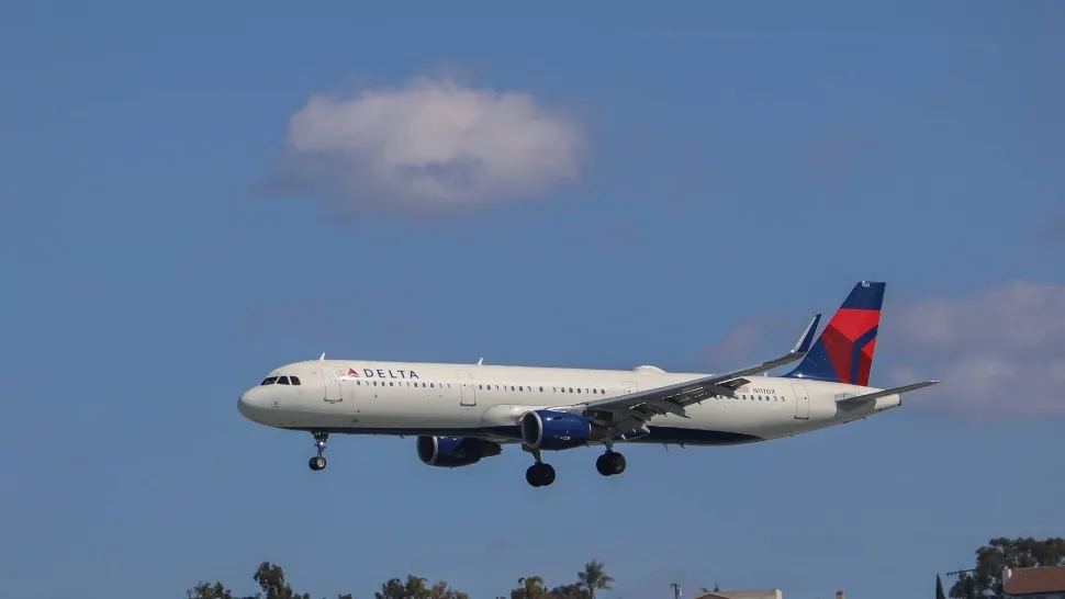 O pasageră a unui avion Delta, ameninţată cu debarcarea pentru că nu purta sutien! Avocata femeii: "Sânii nu sunt arme de război"