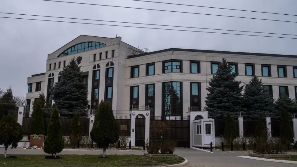 Un bărbat a aruncat două bombe incendiare în curtea ambasadei ruse din Chişinău