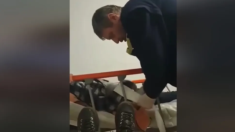 Anchetă uriașă după moartea bătrânului legat de pat în spital. Familia pacientului: „Știau ce are, dar au preferat să-l lege”