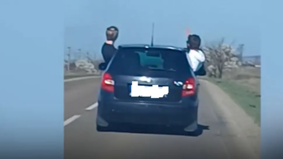 Tineri ieșiți pe jumătate din mașină, în mers! Teribilism dus la extrem