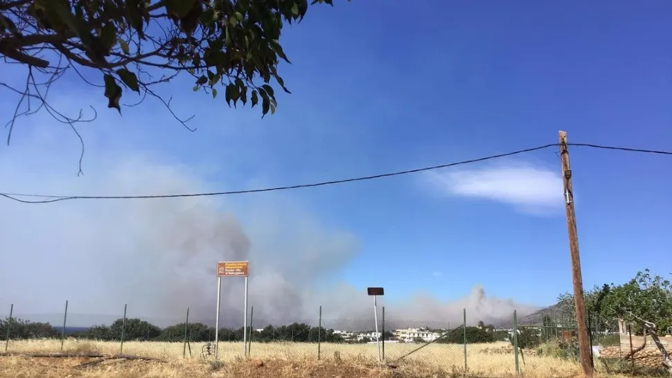 Incendiu pe una dintre insulele preferate de români în vacanțele de vară. Sute de oameni au fost evacuați - VIDEO