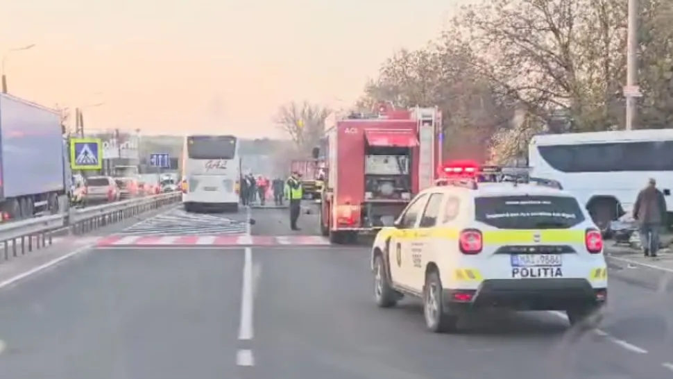 Accident teribil: un camion a izbit un microbuz plin de elevi