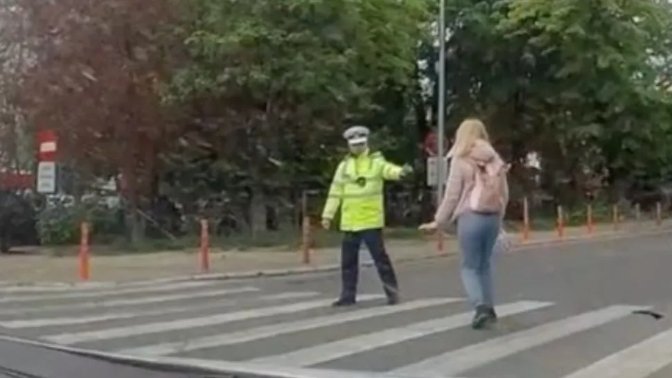 Femeie amendată cu aproape 500 lei pentru că a traversat strada fără să respecte indicațiile polițistului de la Rutieră