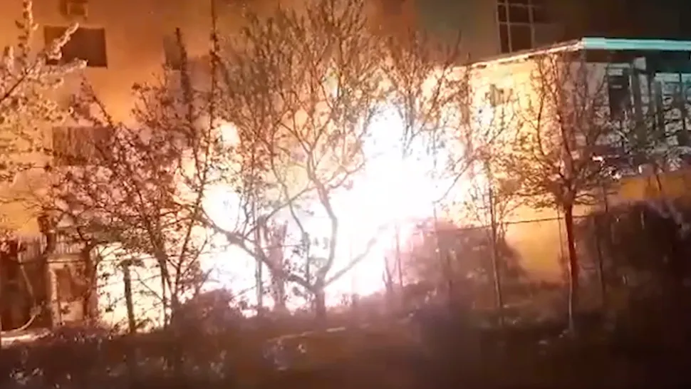 Incendiu puternic la o anexă din apropierea unui spital din Arad. Panică uriașă printre pacienți 