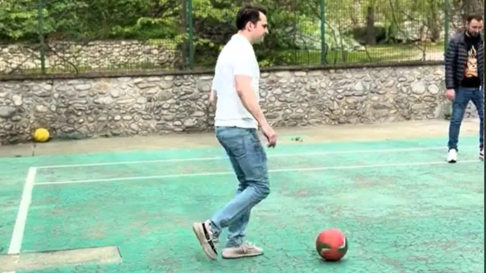 Sebastian Burduja, scheme pe terenul de fotbal în campanie electorală - VIDEO