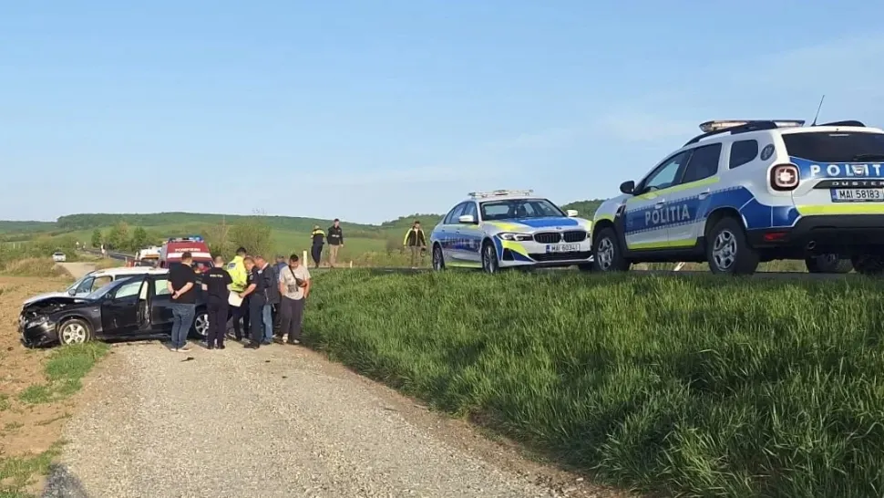 O femeie și 2 copii minori, loviți în plin de un șofer care a intrat pe contrasens