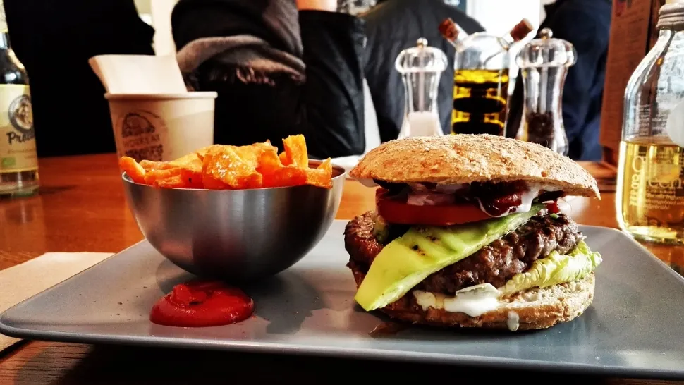 Ce alimente conțin cel mai mult plastic. Studiul care ne va face să fim mai atenți la ce cumpărăm