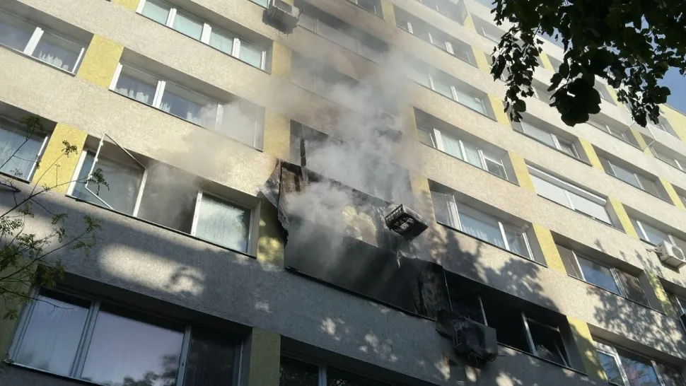 Incendiu grav în Capitală, pe Bulevardul Gara Obor. Oamenii au fost scoși prin exteriorul blocului, pe autoscară. Pompierii intervin cu 8 autospeciale  