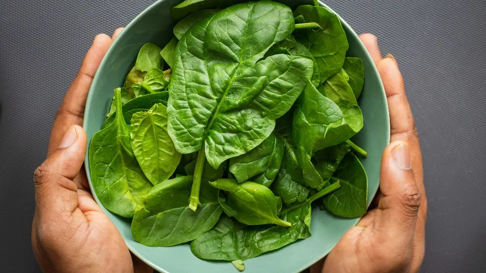 Cum faci cea mai gustoasă mâncarea de spanac. Trei ingrediente simple, care fac toată diferența