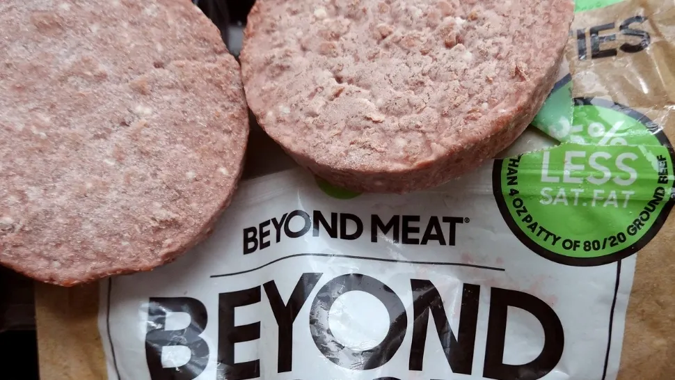 Studiul care îi pune pe jar pe vegani: Carnea artificială din plante este mai rea pentru sănătate decât consumul de carne adevărată