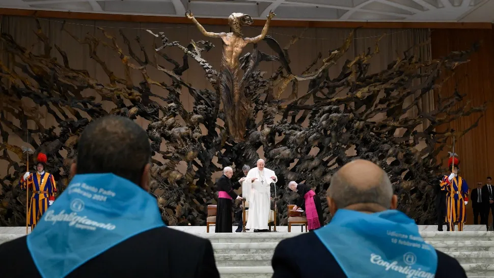 Șarpele de la Vatican. Iluzia optică înspăimântătoare pe care unii o văd în spatele Papei- FOTO