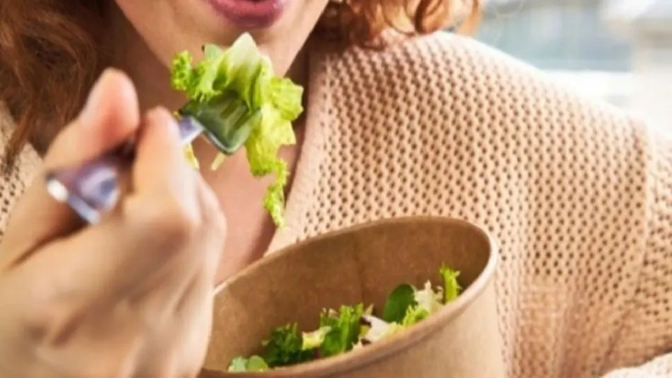 Ce să iei cu tine pentru prânzul de la muncă? 5 REȚETE de salate sănătoase pentru pachet