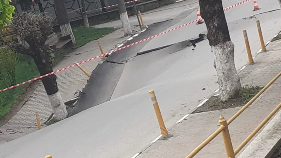 O stradă s-a surpat, în orașul Slănic, chiar în fața sediului poliției. Fenomenul avansează: blocurile din apropiere, în pericol. Evacuări în zonă - VIDEO