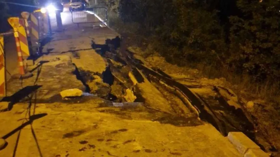 O nouă alunecare de teren, pe o stradă din Cluj-Napoca de această dată. O stradă s-a surpat pe o lungime de 20 de metri