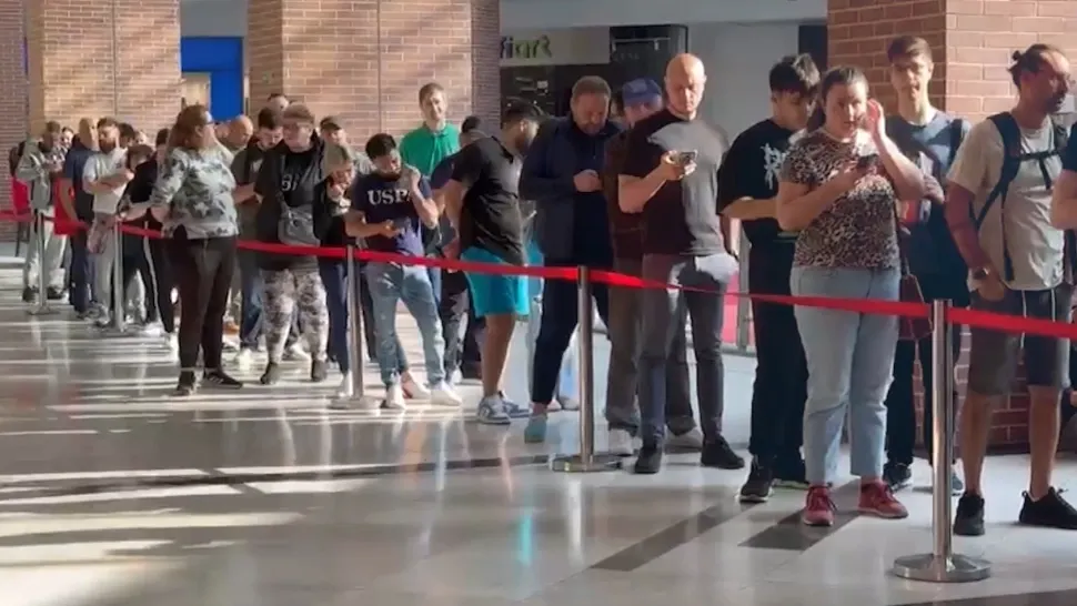 Imaginile umilinței: Coadă la tigăi în cel mai mare mall din România