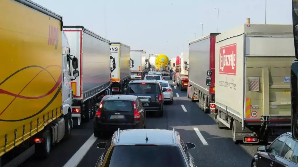 Coloană de 8 kilometri în Vama Giurgiu. Tirurile care ies din România aşteaptă trei ore 