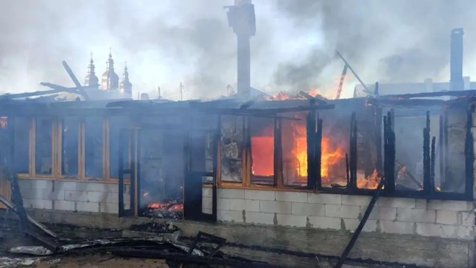 Incendiu puternic la Mănăstirea Văratec. Două locuințe ale lăcașului de cult au fost distruse
