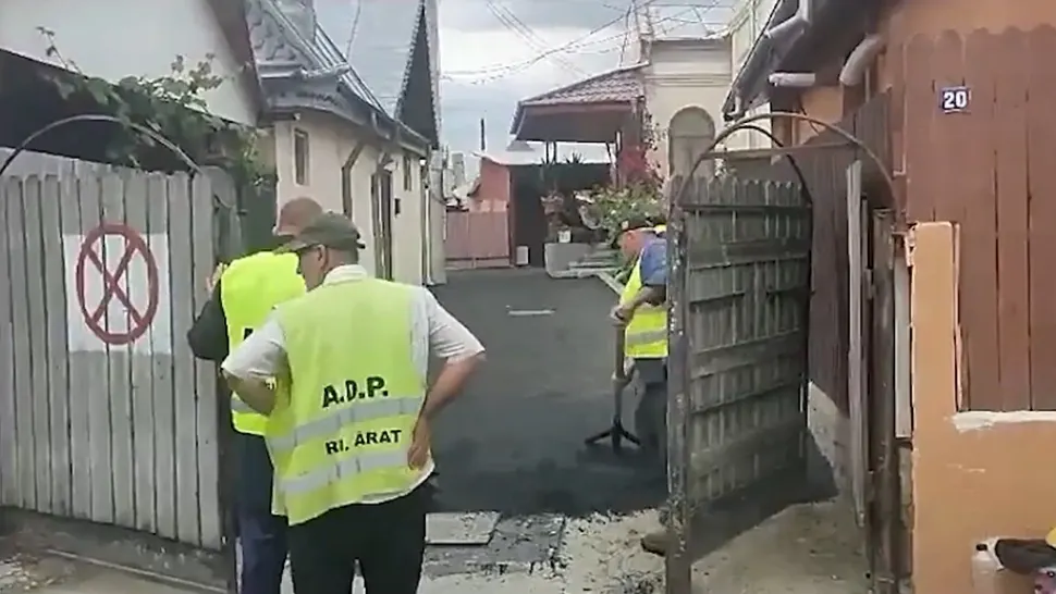Asfaltare din bani publici în curțile alegătorilor PSD, la Râmnicu Sărat! Cum sunt păcăliți oamenii pentru voturi: imagini halucinante
