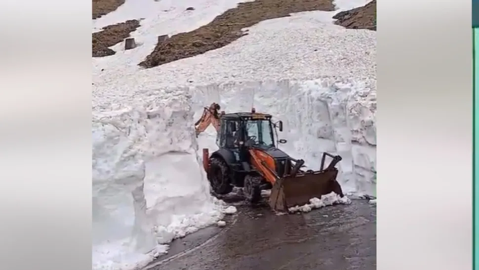 Zăpada de pe Transfăgărășan, mai mare decât echipamentele cu care intervin drumarii! Cât măsoară stratul de zăpadă