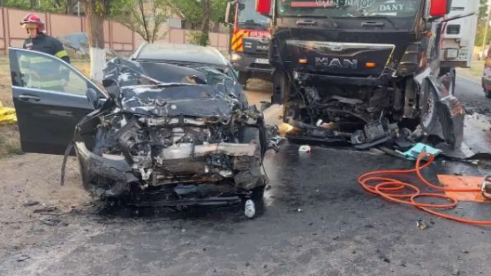 O femeie a adormit la volan şi a intrat cu mașina într-un TIR: mama ei, aflată în autoturism, a murit. Accident cumplit în județul Galați