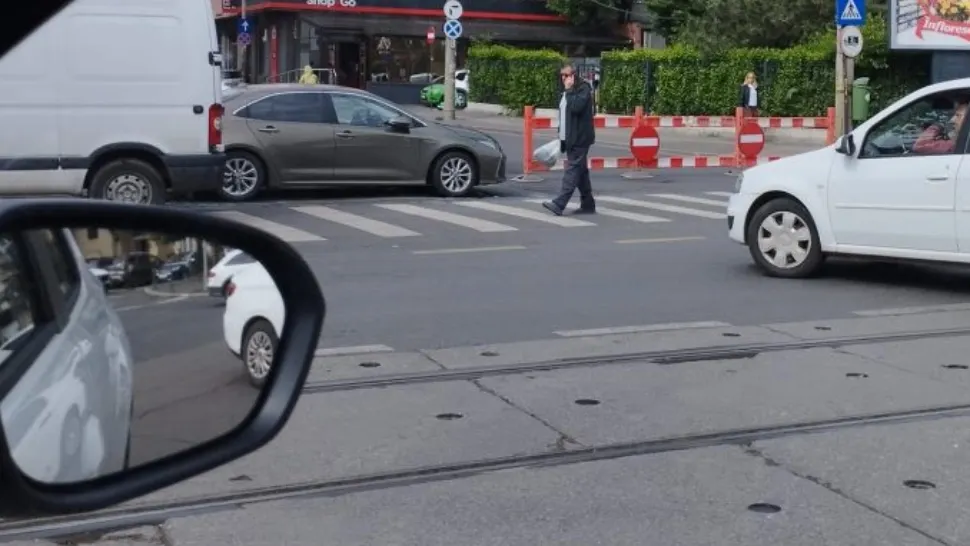Stradă surpată, în București! Un crater de doi metri le-a dat bătăi de cap șoferilor