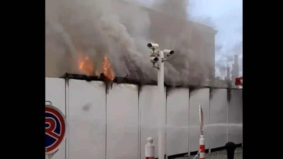 Incendiu puternic lângă o benzinărie, în Capitală! Pericol de EXPLOZIE! Video