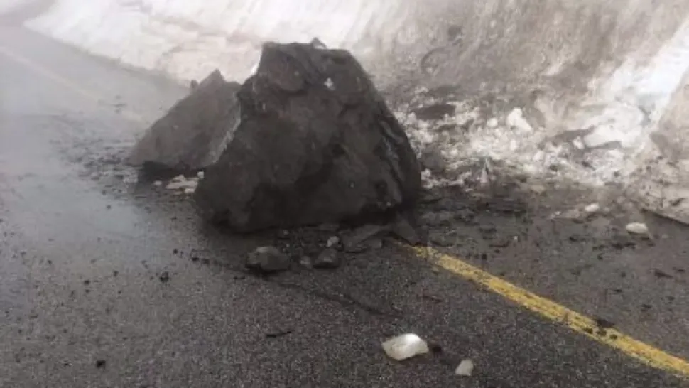 Transalpina rămâne închisă. Bucăți de stâncă au căzut pe șosea - VIDEO