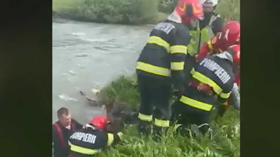 Un șofer a încercat să traverseze râul Bistrița cu mașina! Situație uluitoare 