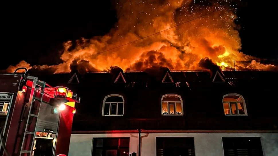Un atelier de tâmplărie din județul Alba a luat foc: incendiul s-a extins și la o locuință și o pensiune. 26 de persoane, evacuate