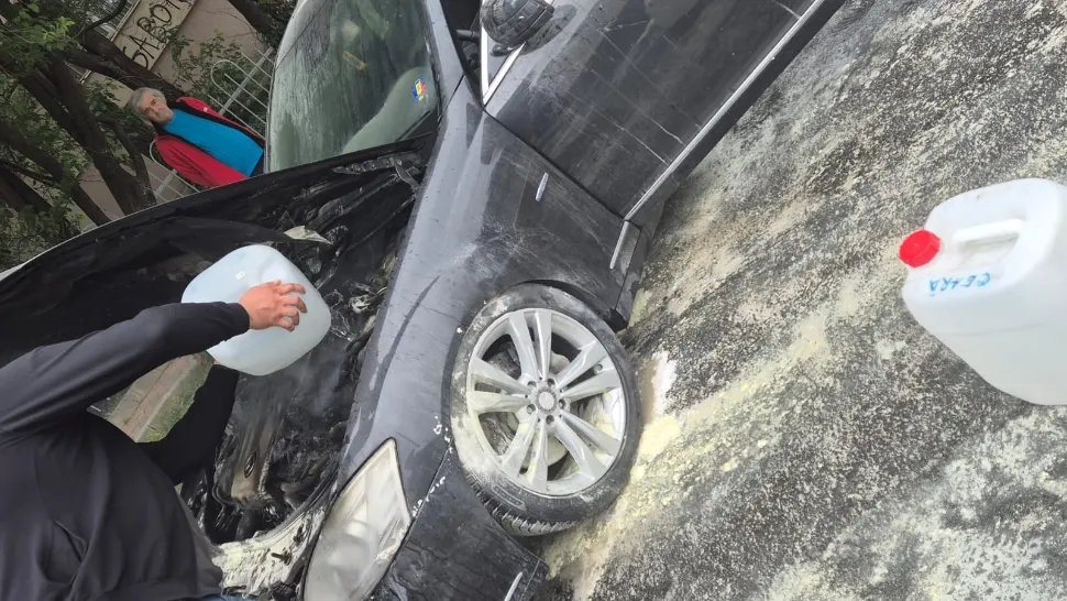 Accident rutier în București. O mașină a intrat în coliziune cu un tramvai aflat în mers, apoi a fost proiectată în tramvaiul care venea din sens opus