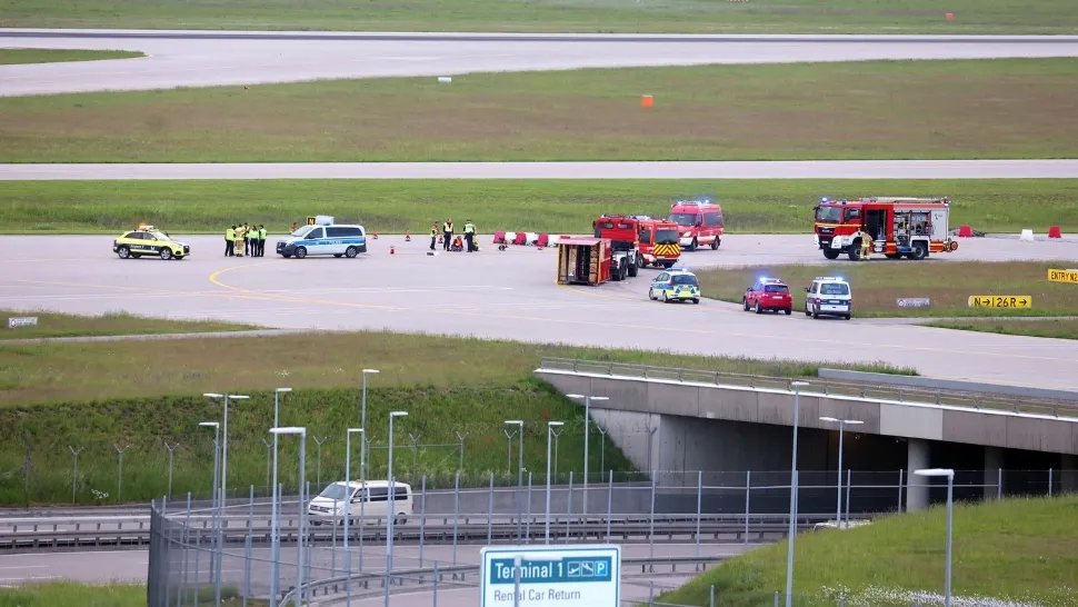 Incidente în Germania. Aeroportul din Munchen, luat cu asalt de activști. S-au lipit de pistă cu superglue