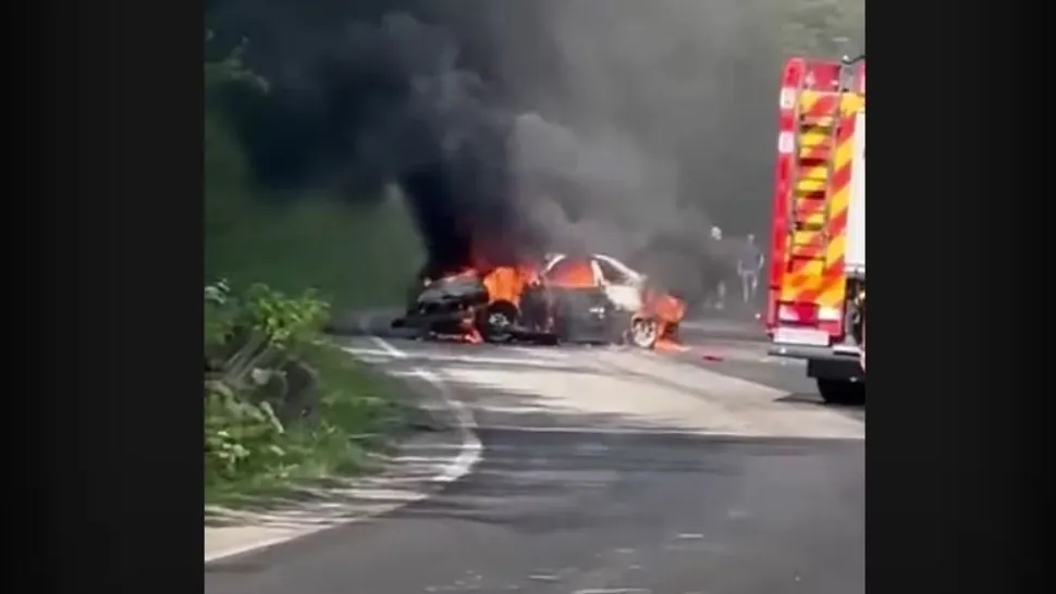 Mașină făcută scrum, pe DN 18, în orașul Baia Sprie. Șoferul a scăpat ca prin minune! VIDEO