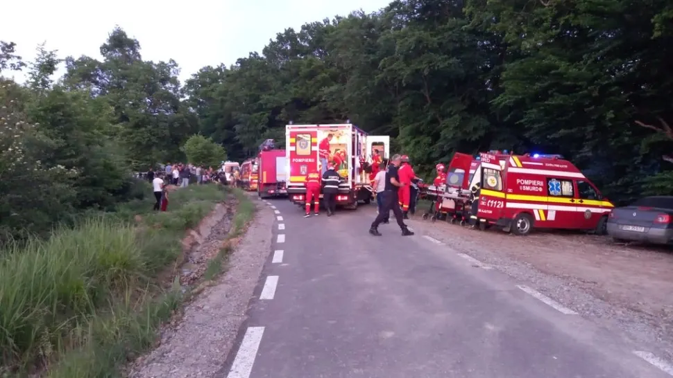 Un tânăr de 17 ani a MURIT, alți 7 au ajuns la spital în urma unui accident grav în Bistrița Năsăud. S-a activat Planul Roșu de Intervenție