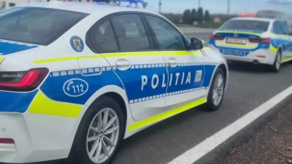 Accident pe șoselele din România între o mașină și o motocicletă. Șoferul motorului a scăpat ca prin minune