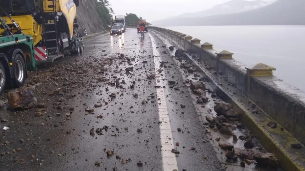 Vremea rea a făcut prăpăd în țară: drum blocat din cauza căderilor de piatră