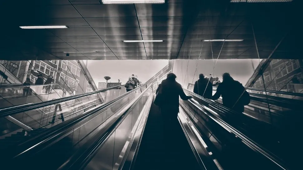 Panică la o gură de metrou din București. Un pasager a fost prins pe șine