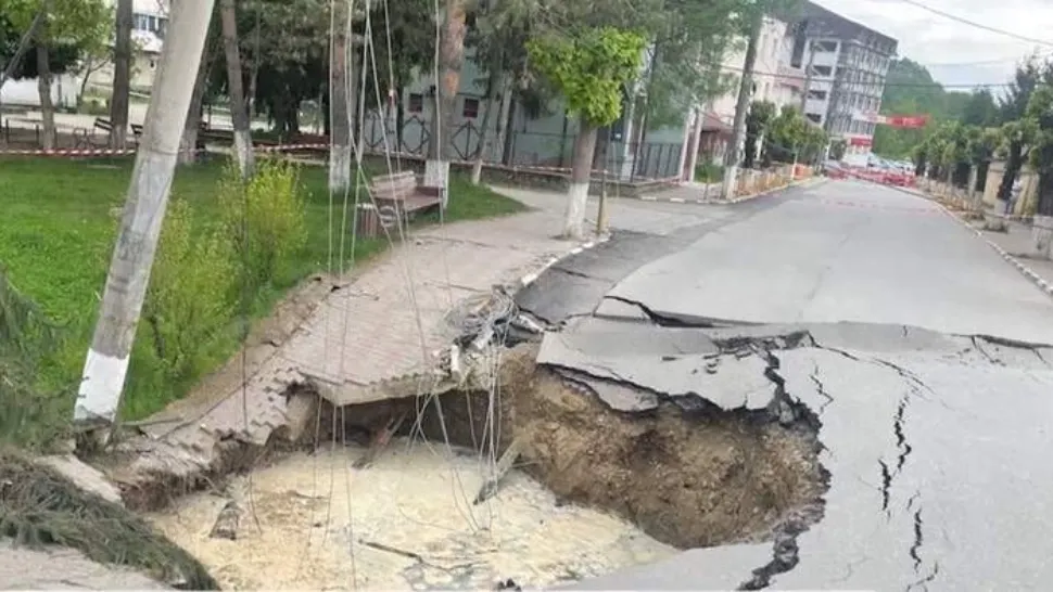 Craterul de pe strada din Slănic Prahova are o adâncime de 18 metri. Încă un bloc va fi evacuat