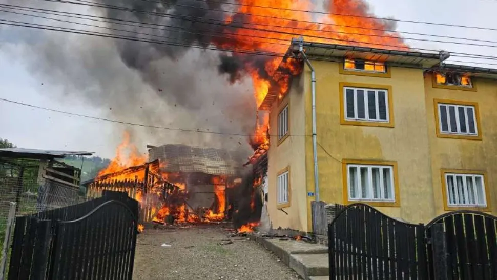 Incendiu violent în localitatea Stulpicani, Suceava. O gospodărie a ars din temelii