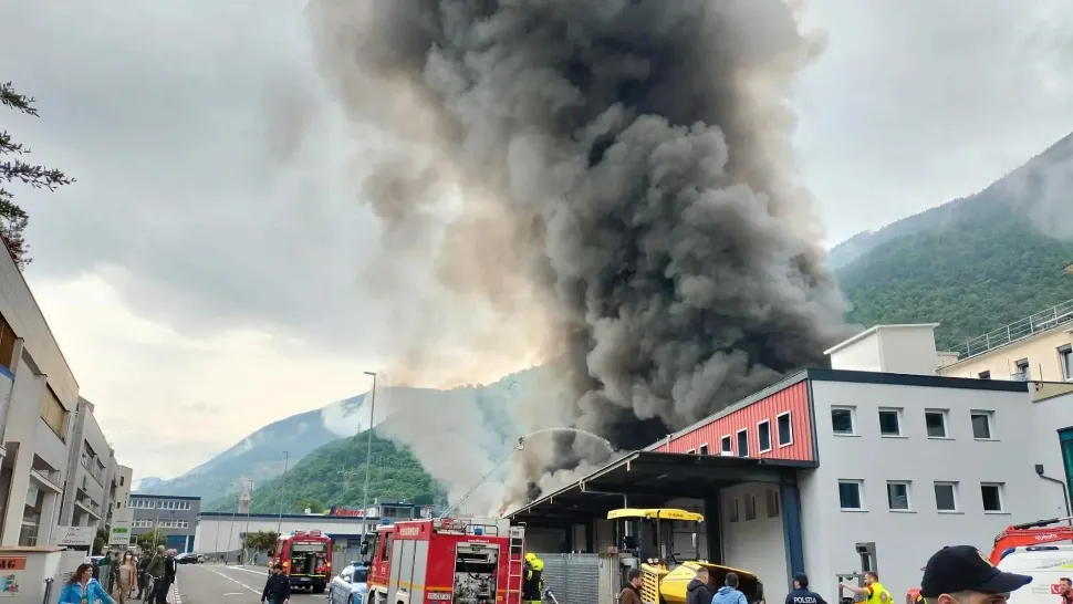 Incendiu devastator în Italia la o fabrică de stații de încărcare pentru mașinile electrice. Spațiul aerian, închis