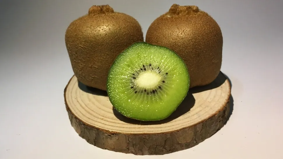 Ce se întâmplă în organismul tău dacă consumi două bucăți de kiwi cu coajă zilnic. Puțină lume știe asta