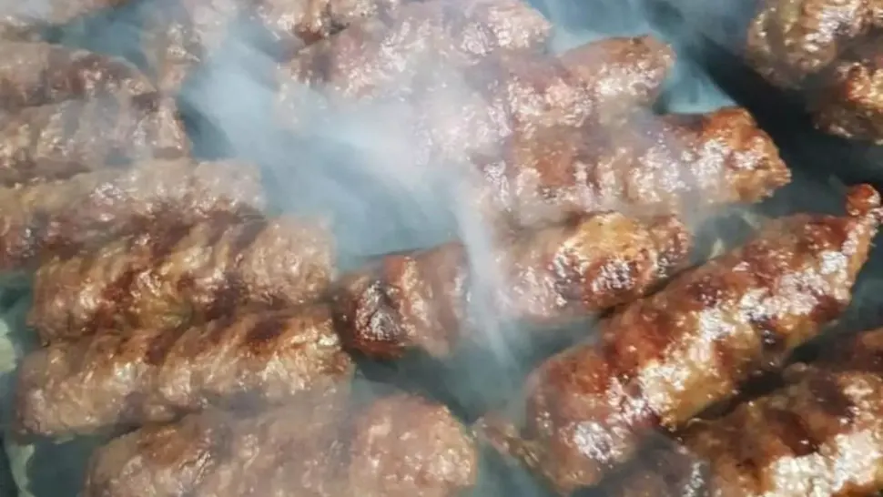 Rețeta originală a micilor de la "Caru' cu bere" din anul 1920. Minuțiozitate incredibilă și ingrediente inedite. De câte ori se întorcea micul pe grătar