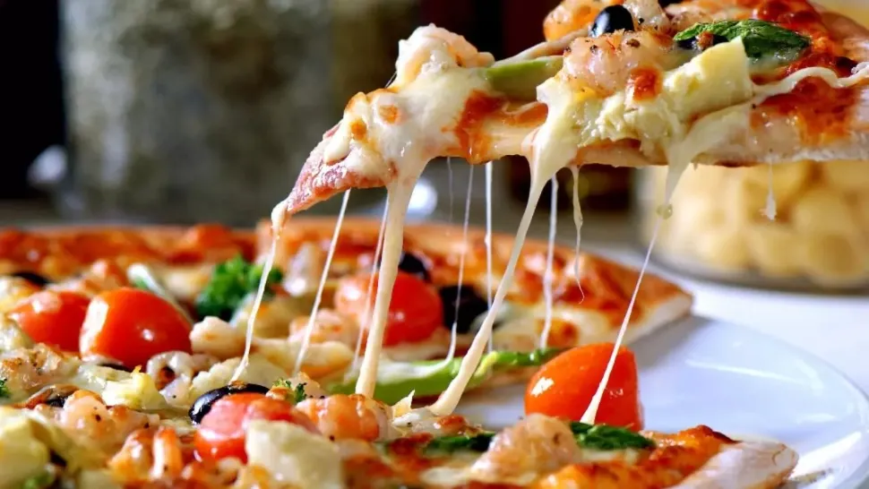Fără merdenele, pizza și sucuri în apropierea școlilor! Soluția Ministerul Sănătății pentru problemele legate de greutatea copiilor - lista ALIMENTELOR INTERZISE