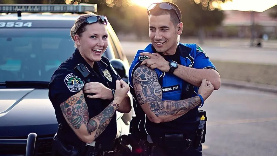 Polițiștii au primit dezlegare la tatuaje. Zonele corpului unde au voie cu desene pe piele, conform modificărilor la Statutul Polițistului 