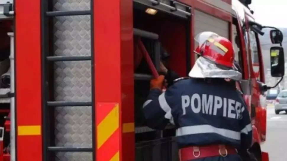 Incendiu izbucnit la o unitate de cazare din Baia Mare. 12 persoane au fost evacuate