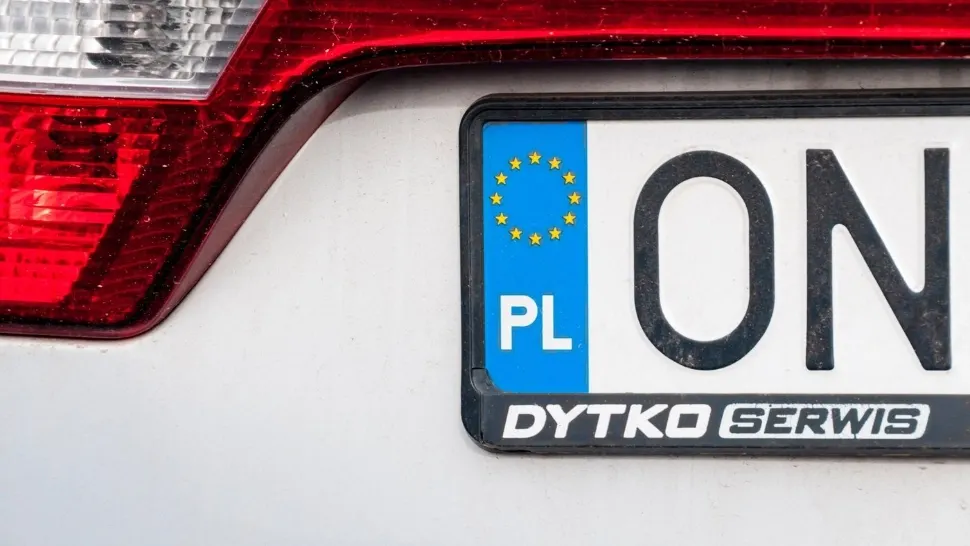 Străinii au copiat "schema românească" pentru numerele de înmatriculare. Cum au fost asaltate drumurile europene de plăcuțe poloneze