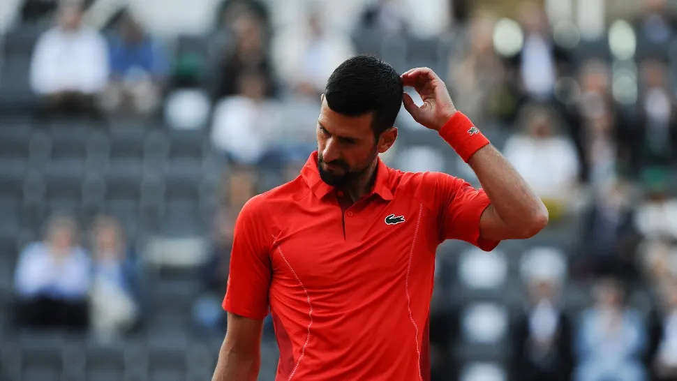 Novak Djokovici s-a prăbușit, lovit în cap cu o sticlă. Scena șocanță la turneul de la Roma - VIDEO