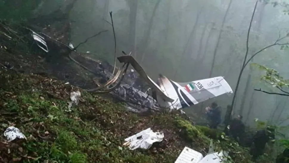 Primele IMAGINI de la locul prăbușirii elicopterului lui Raisi. Epava aeronavei, de nerecunoscut, după ce s-a izbit de un vârf de munte - FOTO&VIDEO