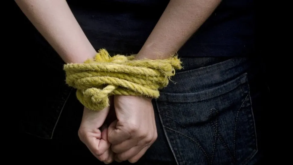 Scene ca în filmele cu gangsteri în Capitală: Un bărbat a fost luat cu forța de pe stradă și sechestrat într-o dubă
